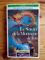 Livingstone, Ian. Jackson, Steve. Nicholson, Russ (ill) Le Sorcier de la Montagne de Feu. Défis fantastiques 1 (première édition, deuxième série). Gallimard, Folio Junior, 1985 (LDVELH)